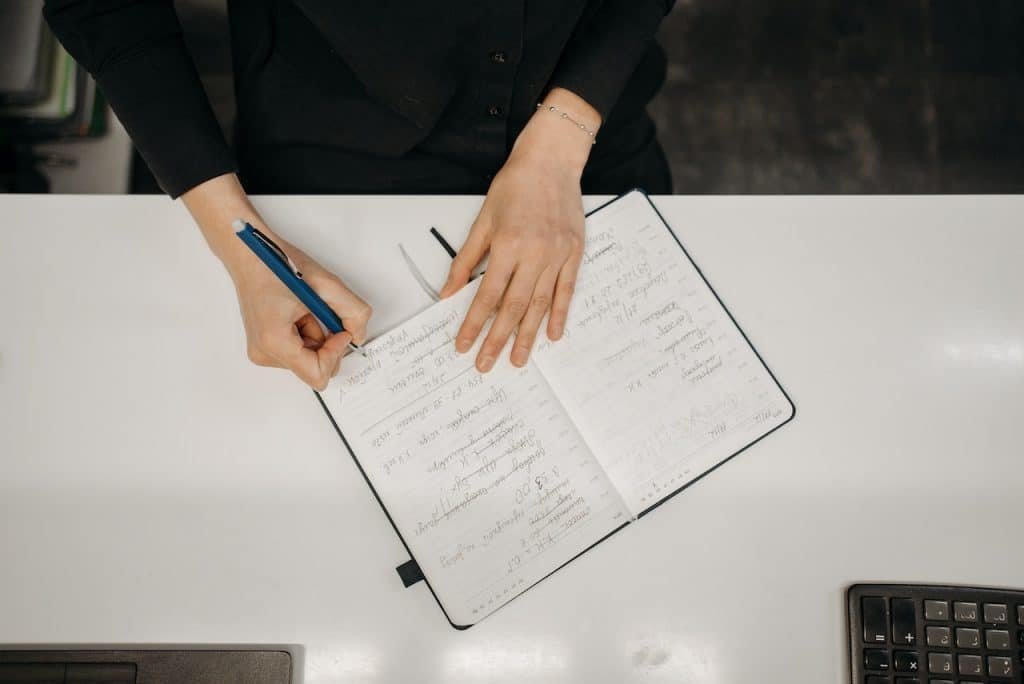 What is feature writing and what are the types of feature writing? | फीचर लेखन क्या है और फीचर राइटिंग कितने प्रकार की होती है?