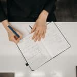 What is feature writing and what are the types of feature writing? | फीचर लेखन क्या है और फीचर राइटिंग कितने प्रकार की होती है?